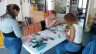 Djamela, Josy et Aurélie fabriquent des marionnettes.